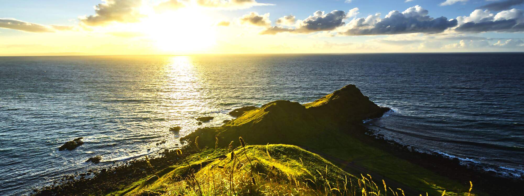 Panoramablick Nordirland Küste bis zum Sonnenuntergang über dem Ozean